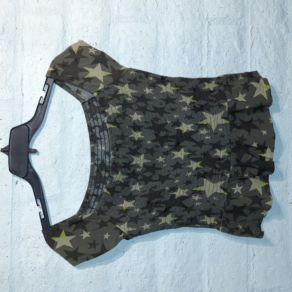 🚨3/$20! 🚨 Candie's Camo Star Print Ruffle Hem Crop Top Medium